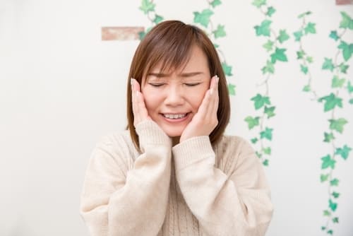 噛みしめる癖や食いしばりもトラブルの原因になります